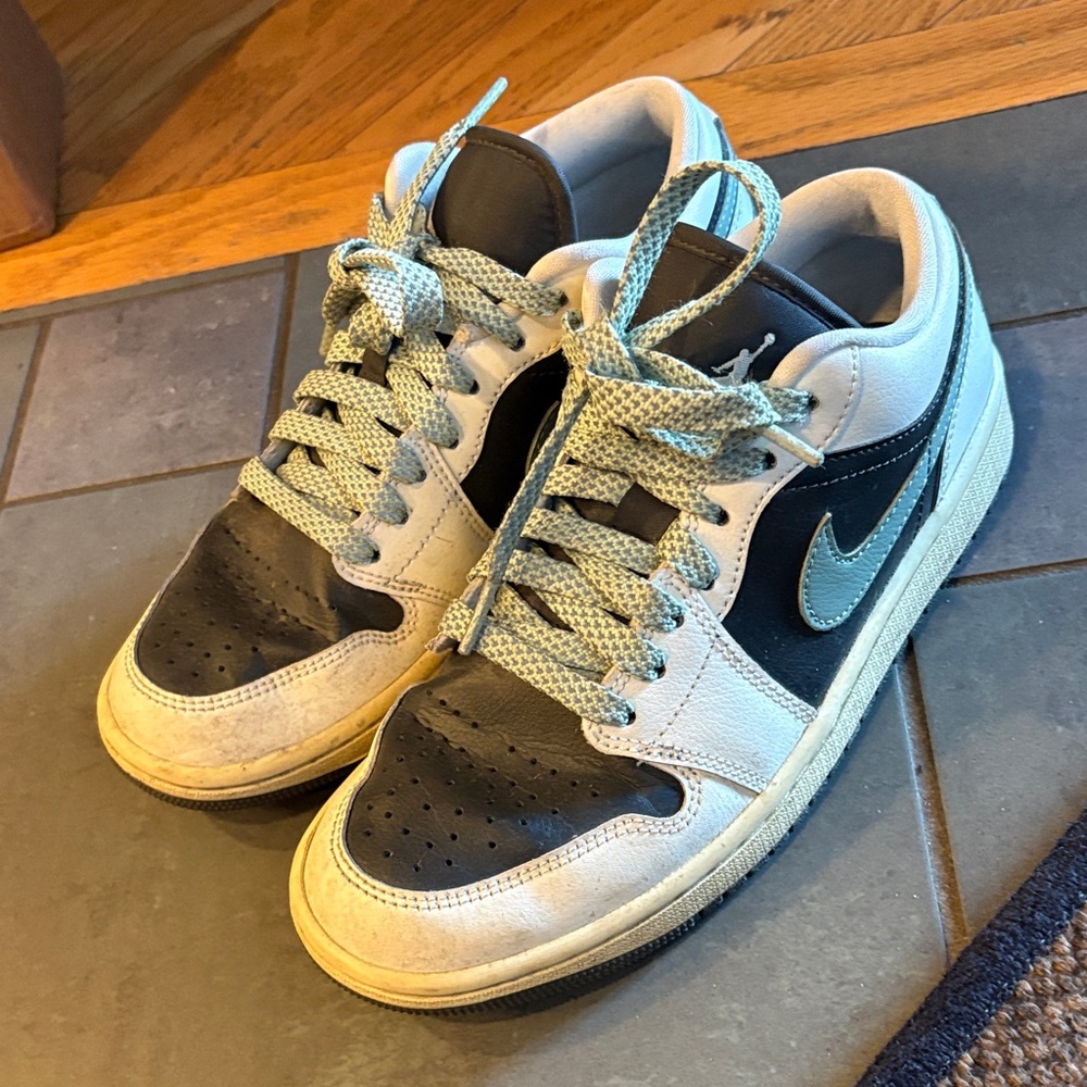 Nike Low-Top Sneakers in Black and Light Blue